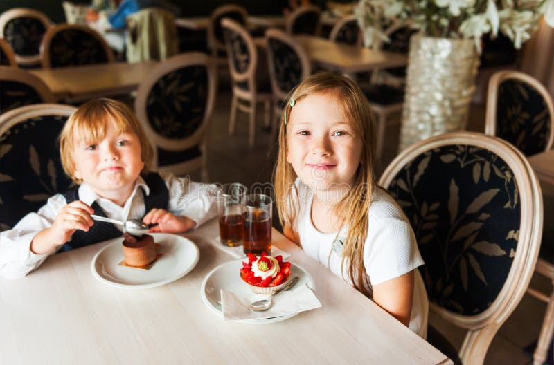 Enfants dans un café photos stock Enfants dans un café photos stock