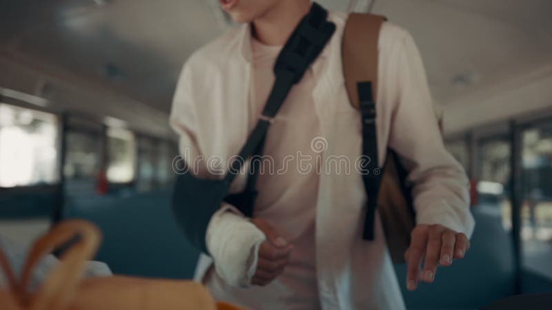 Enfants de groupe quittant l'école autobus se pressant classes ensoleillé matin près. banque de vidéos