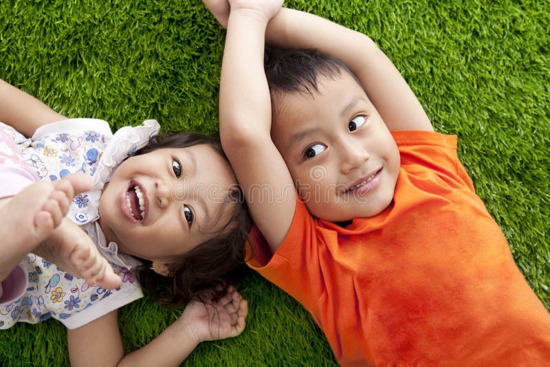 Enfants de mêmes parents asiatiques heureux mignons images libres de droits Enfants de mêmes parents asiatiques heureux mignons images libres de droits