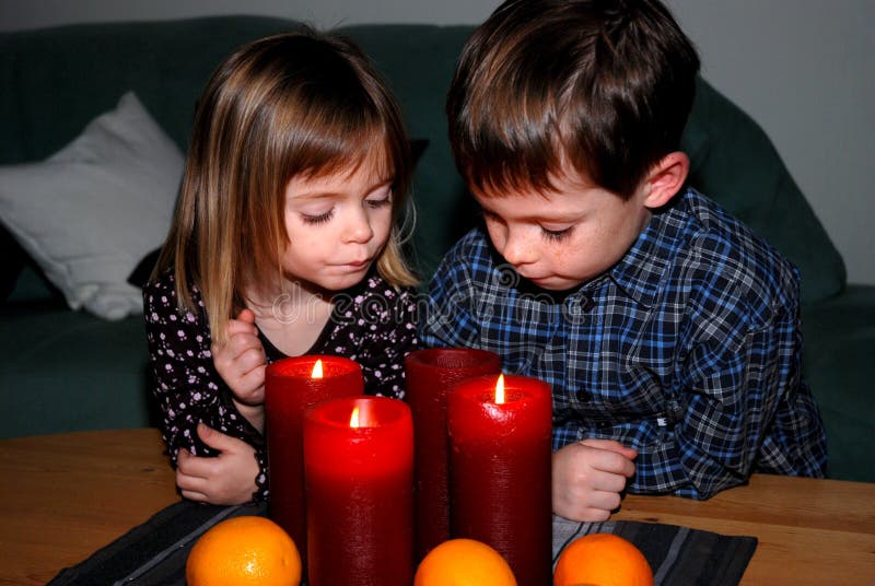 Enfants de mêmes parents dans Noël de attente d'avènement image libre de droits Enfants de mêmes parents dans Noël de attente d'avènement image libre de droits