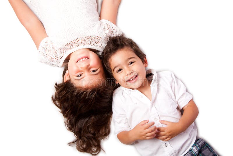 Enfants de mêmes parents de famille s'étendant ensemble photographie stock libre de droits Enfants de mêmes parents de famille s'étendant ensemble photographie stock libre de droits