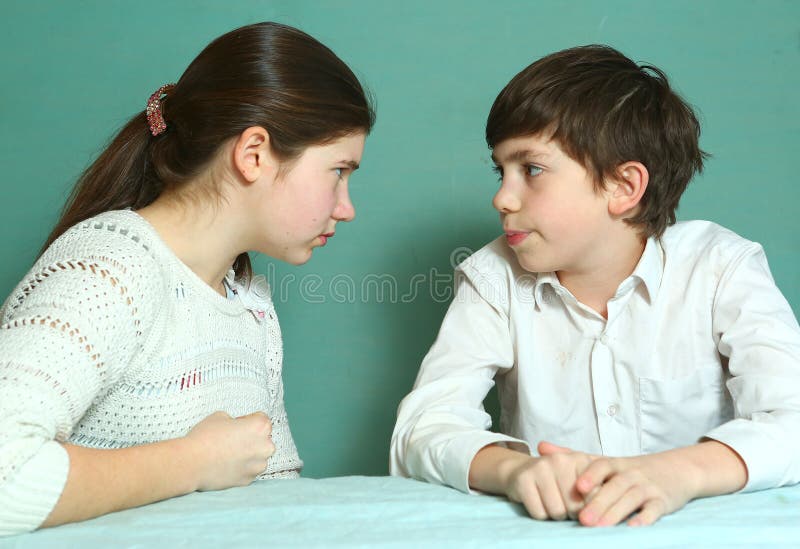 Enfants de mêmes parents européens frère et soeur quarelling photographie stock Enfants de mêmes parents européens frère et soeur quarelling photographie stock
