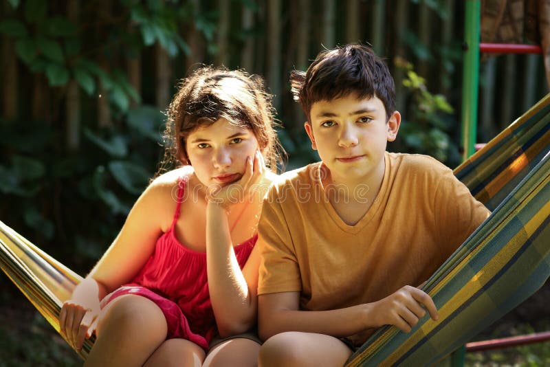 Enfants de mêmes parents garçon d'adolescent et photo extérieure d'été haut étroit de frère et de soeur de fille photographie stock Enfants de mêmes parents garçon d'adolescent et photo extérieure d'été haut étroit de frère et de soeur de fille photographie stock