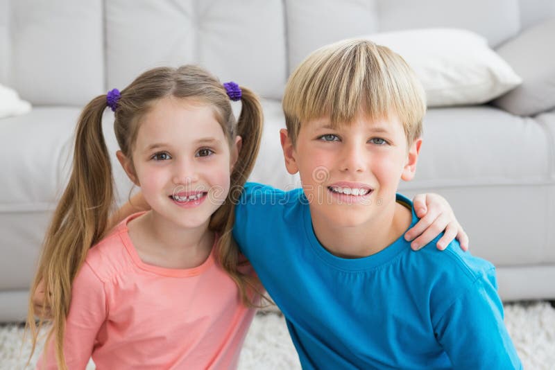 Enfants de mêmes parents heureux souriant à l'appareil-photo ensemble images stock Enfants de mêmes parents heureux souriant à l'appareil-photo ensemble images stock