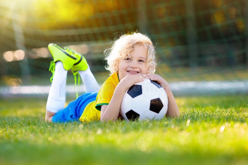 Enfants De Passioné Du Football Du Brésil Le Football De Jeu Denfants Image Stock Image Du