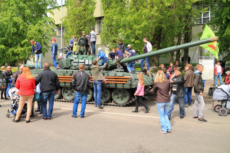 Enfants de photographie de parents sur le réservoir T-72 image libre de droits Enfants de photographie de parents sur le réservoir T-72 image libre de droits