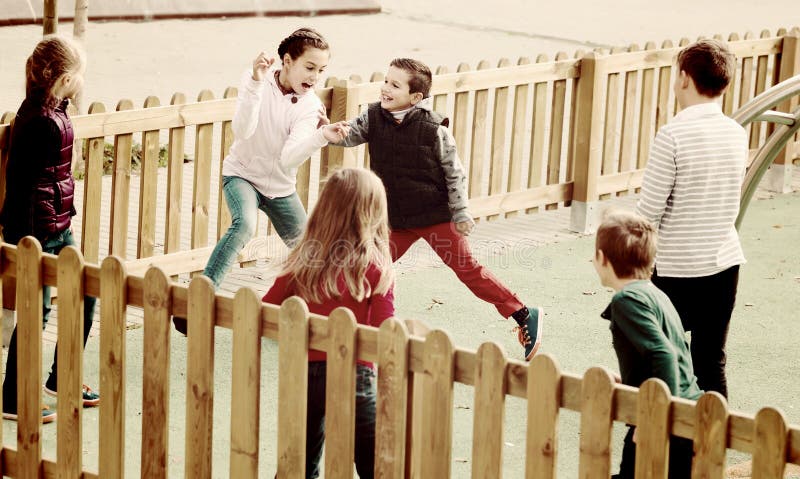 Enfants de sourire jouant le jeu de gambades Contact-dernier photos stock Enfants de sourire jouant le jeu de gambades Contact-dernier photos stock