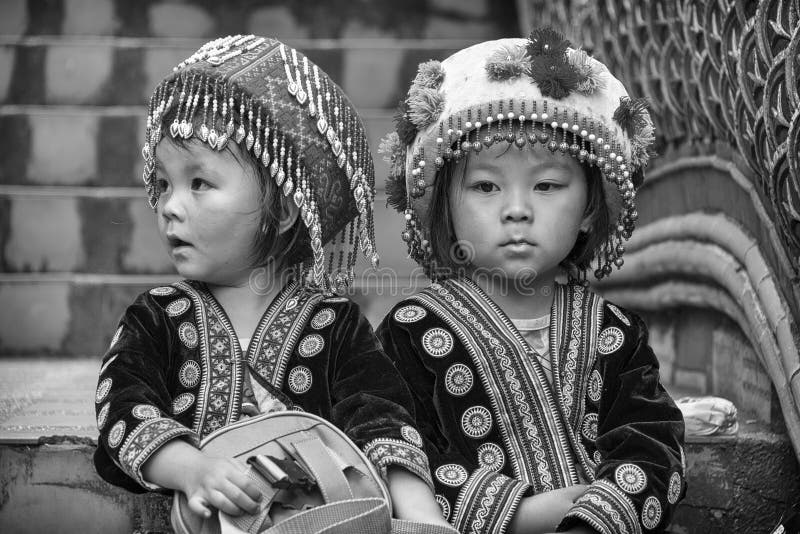 Enfants de tribu de colline dans l'habillement traditionnel chez Doi Suthep image stock Enfants de tribu de colline dans l'habillement traditionnel chez Doi Suthep image stock