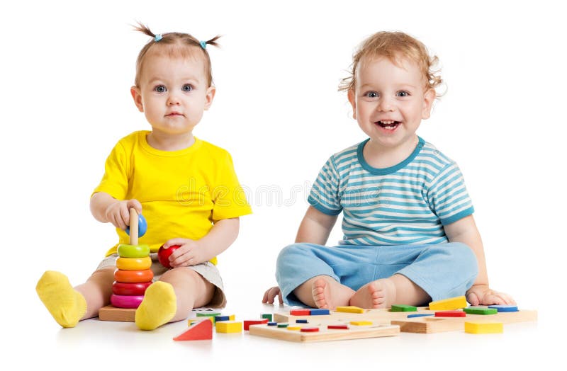 Enfants drôles jouant les jouets éducatifs d'isolement photos stock Enfants drôles jouant les jouets éducatifs d'isolement photos stock