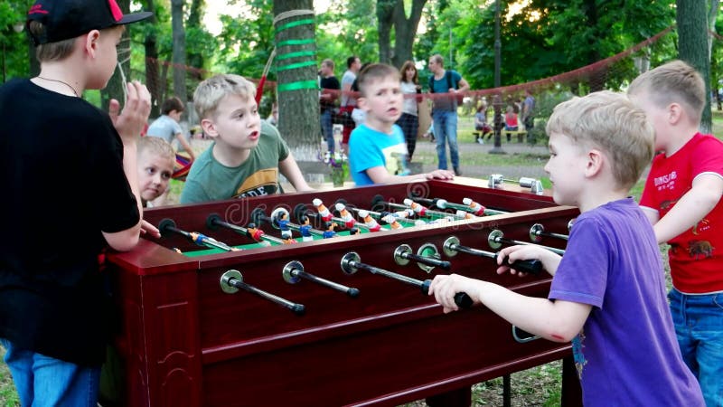 Enfants en parc jouant le football de table