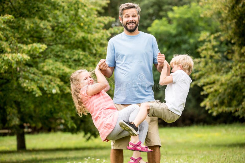 Enfants et jeu de père en tant que famille photographie stock libre de droits