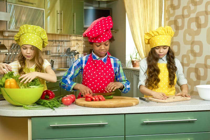 Enfants faisant cuire dans la cuisine image libre de droits Enfants faisant cuire dans la cuisine image libre de droits