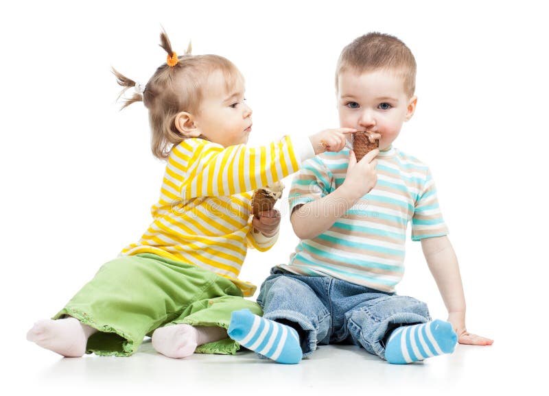 Enfants fille et garçon avec la crême glacée images stock Enfants fille et garçon avec la crême glacée images stock