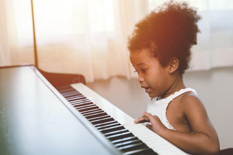 Un Garçon Asiatique Jouant Du Synthétiseur Ou Du Piano Un Petit Enfant  Mignon Apprenant à Jouer Du Piano Les Mains Des Enfants Sur Le Clavier Une  Personne à L'intérieur