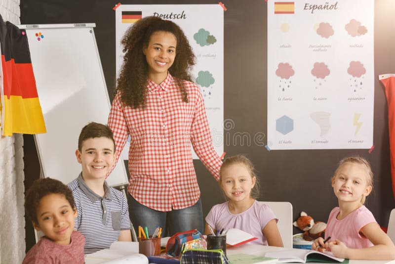 Enfants heureux dans l'école de langues image libre de droits Enfants heureux dans l'école de langues image libre de droits