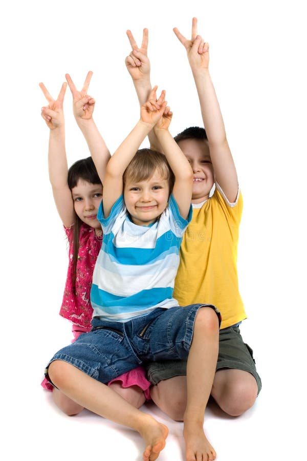 Enfants heureux donnant le signe de victoire