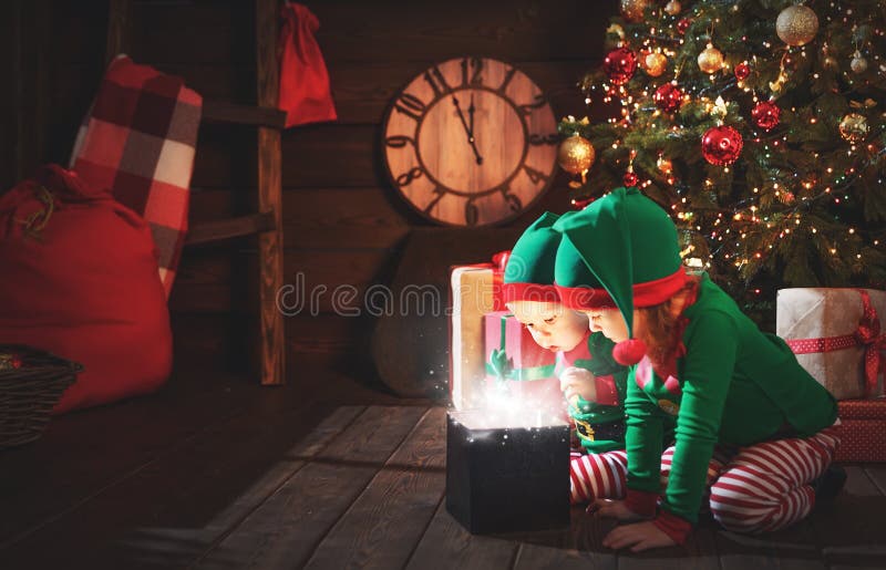 Enfants heureux frère et elfe de soeur, aide de Santa avec Chri images stock Enfants heureux frère et elfe de soeur, aide de Santa avec Chri images stock