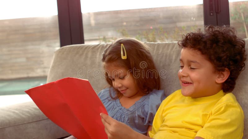 Enfants hispaniques lisant ensemble un livre