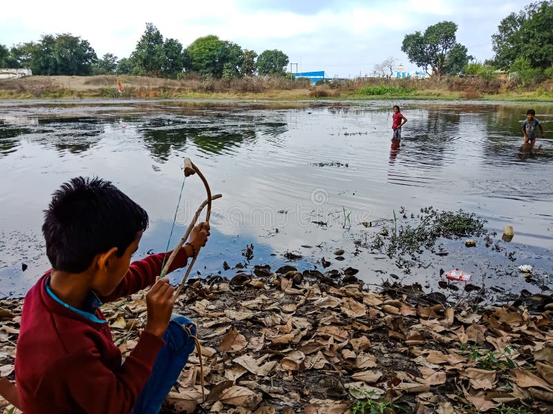 Pêche Pour Enfants. Pêche Des Enfants Sur Le Lac. Jeune Pêcheur. Garçon  Avec Spinner à La Rivière Pêche à La Jetée Avec Verge. Image stock - Image  du activité, tige: 239054977