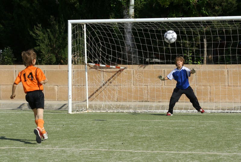 Download Enfants jouant au football image stock. Image du soccer - 743371