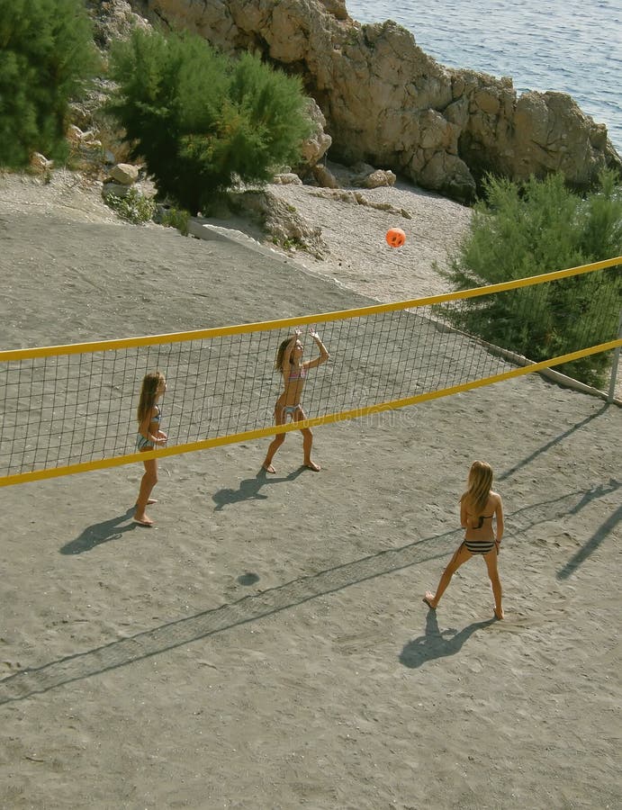 Enfants jouant au volleyball de plage photo stock Enfants jouant au volleyball de plage photo stock