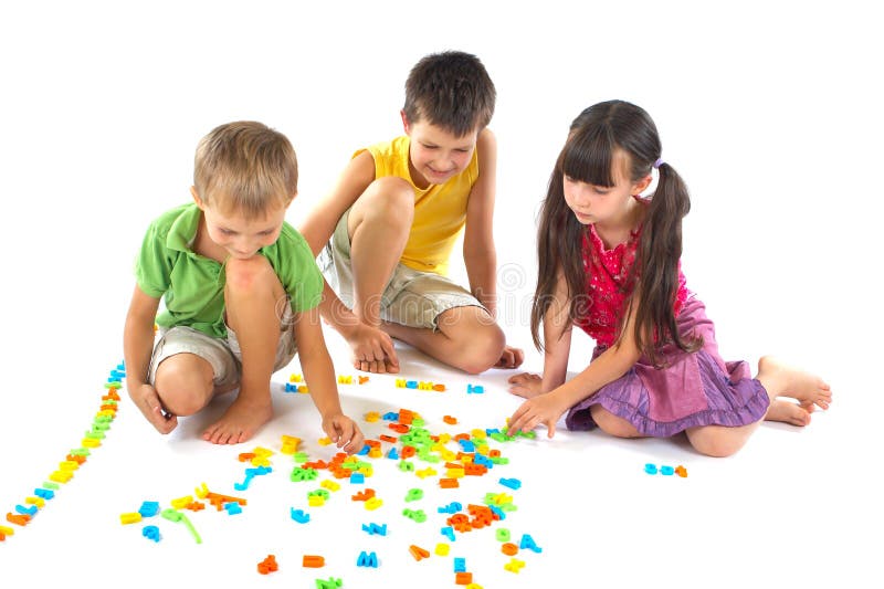 Enfants jouant avec des lettres photos stock Enfants jouant avec des lettres photos stock