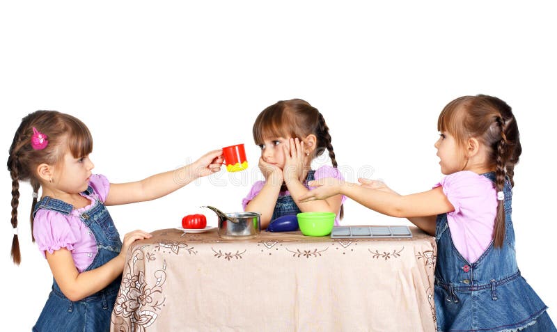 Enfants jouant avec la vaisselle en plastique photographie stock Enfants jouant avec la vaisselle en plastique photographie stock