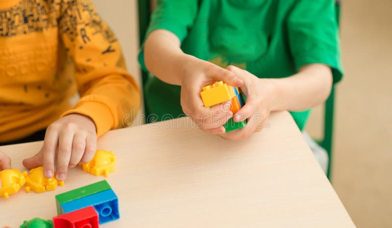 Enfants jouant avec le puzzle, concept d'éducation images libres de droits Enfants jouant avec le puzzle, concept d'éducation images libres de droits