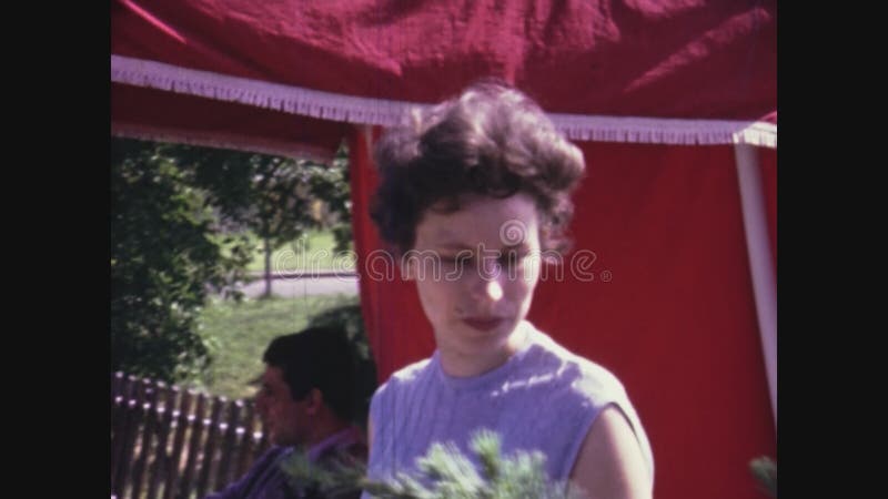 Enfants jouant dans une aire de jeux à Venise Italie en 1971 clips vidéos