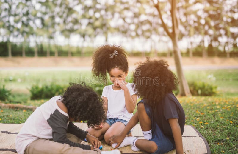 Enfants jouant dehors avec des amis photo libre de droits Enfants jouant dehors avec des amis photo libre de droits