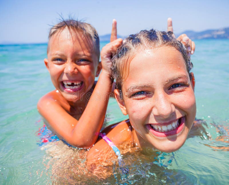 enfant jouant dans la piscine photo stock image du actif détente