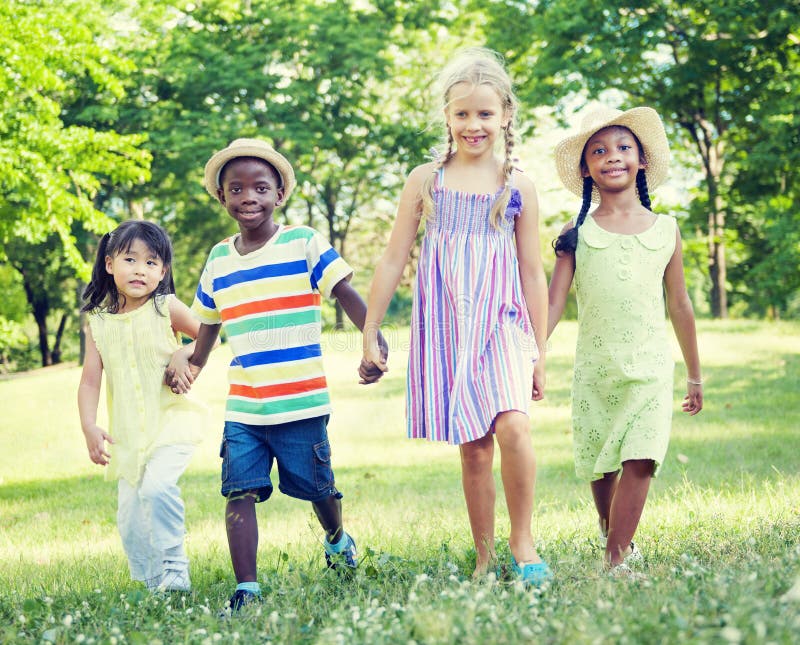 Enfants jouant en stationnement photos stock Enfants jouant en stationnement photos stock