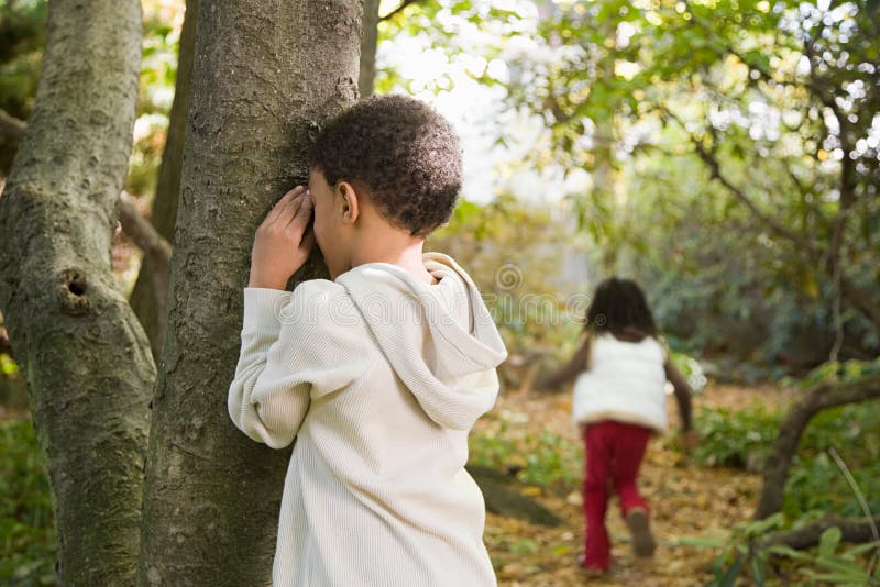 Enfants jouant le cache-cache photo libre de droits Enfants jouant le cache-cache photo libre de droits