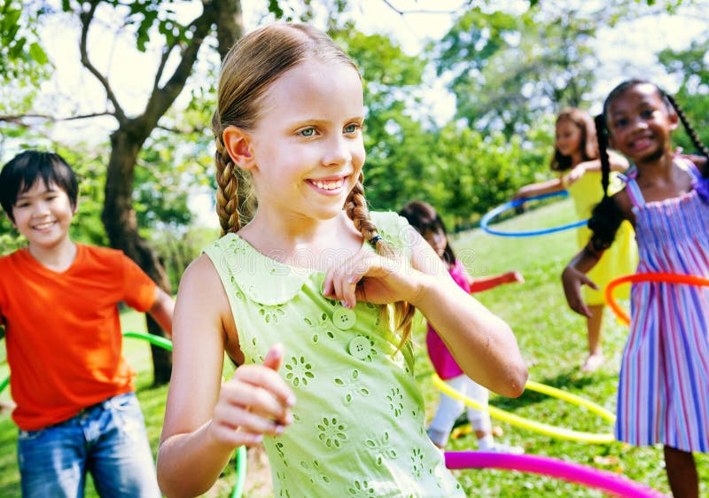 Enfants jouant le concept joyeux de bonheur d'Excercising photos stock Enfants jouant le concept joyeux de bonheur d'Excercising photos stock