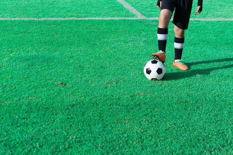 Enfants jouant le football dans le stade photo stock Enfants jouant le football dans le stade photo stock
