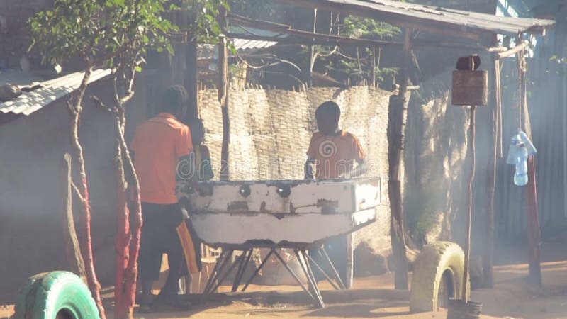 Enfants jouant le football de table