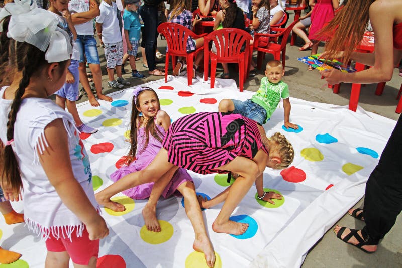 Enfants jouant le jeu de tornade le jour de protection d'enfants à Volgograd photo stock Enfants jouant le jeu de tornade le jour de protection d'enfants à Volgograd photo stock
