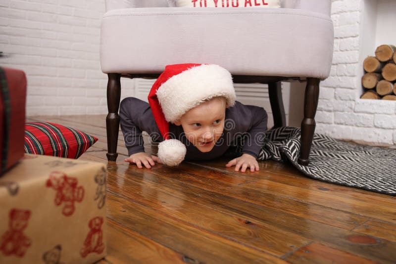 enfants jouant à cache-cache et recherchant les décorations de noël photo libre de droits enfants jouant à cache-cache et recherchant les décorations de noël photo libre de droits