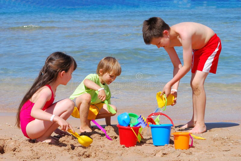 Enfants jouant à la plage photo libre de droits Enfants jouant à la plage photo libre de droits