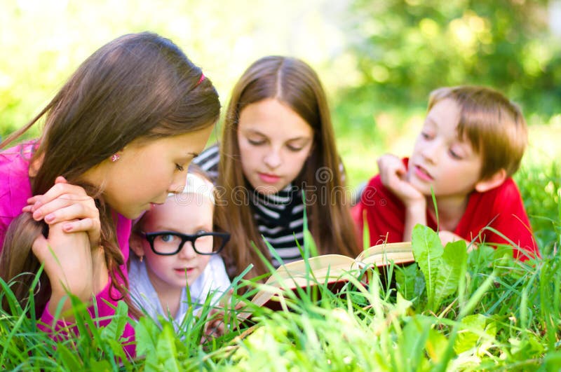 Enfants lisant un livre image libre de droits Enfants lisant un livre image libre de droits