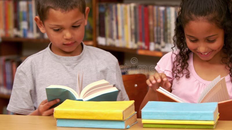 Enfants lisant à l'école