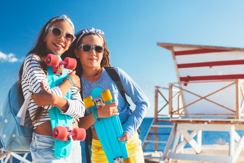 Enfants pré de l'adolescence avec des planches à roulettes image stock Enfants pré de l'adolescence avec des planches à roulettes image stock