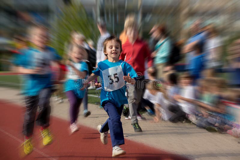 Enfants préscolaires courus sur la route de marathon photographie stock Enfants préscolaires courus sur la route de marathon photographie stock