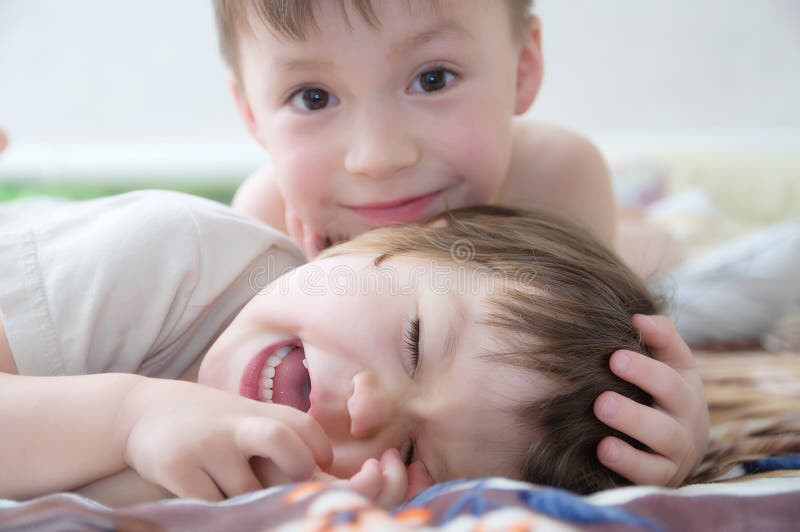 Enfants riant, portrait de sourire d'enfants heureux, jouant ensemble les enfants de mêmes parents, la petit fille et garçon, le photo stock Enfants riant, portrait de sourire d'enfants heureux, jouant ensemble les enfants de mêmes parents, la petit fille et garçon, le photo stock