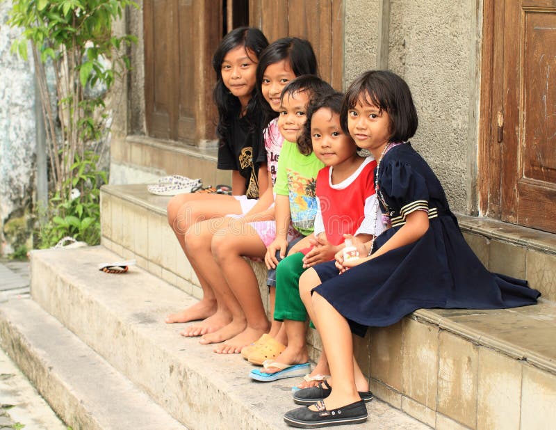 Enfants s'asseyant sur des escaliers à Yogyakarta photos stock Enfants s'asseyant sur des escaliers à Yogyakarta photos stock