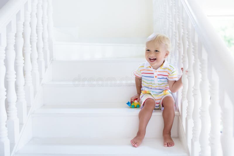 Enfants sur des escaliers Enfant entrant dans la nouvelle maison photos stock Enfants sur des escaliers Enfant entrant dans la nouvelle maison photos stock
