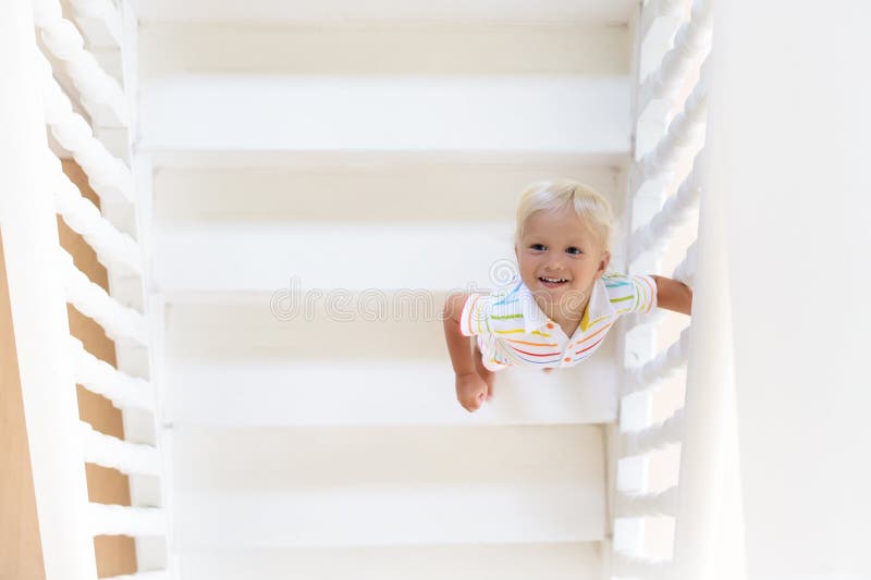 Enfants sur des escaliers Enfant entrant dans la nouvelle maison image libre de droits Enfants sur des escaliers Enfant entrant dans la nouvelle maison image libre de droits