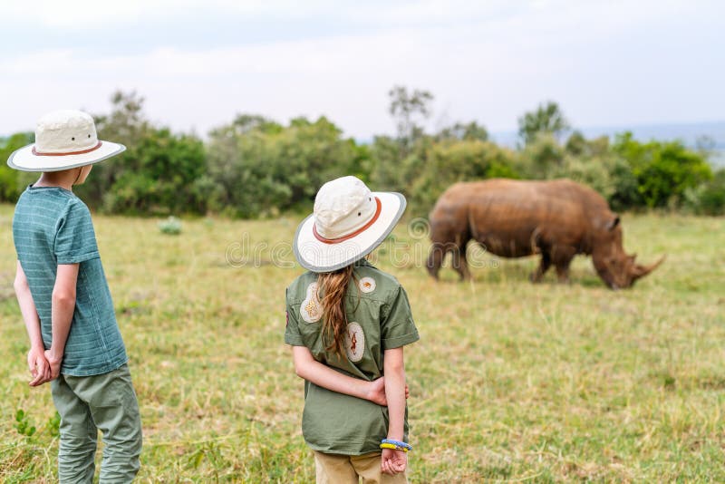 Enfants sur le safari photographie stock libre de droits Enfants sur le safari photographie stock libre de droits