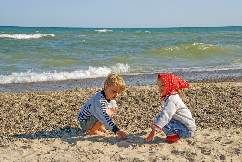 Enfants sur les rivages du lac Michigan, Indiana, Etats-Unis photo libre de droits Enfants sur les rivages du lac Michigan, Indiana, Etats-Unis photo libre de droits