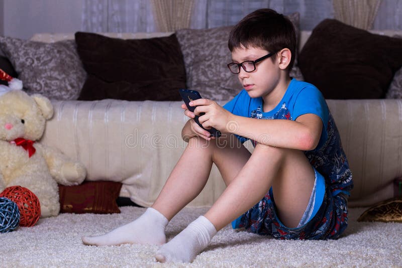 enfants, technologie, communication d'Internet et concept de personnes - garçon avec le message textuel de smartphone ou de jeu l image libre de droits enfants, technologie, communication d'Internet et concept de personnes - garçon avec le message textuel de smartphone ou de jeu l image libre de droits